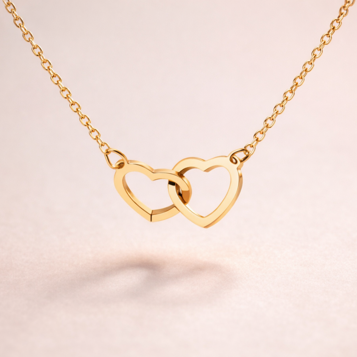 Amour Éternel – Collier Cœurs avec Rose