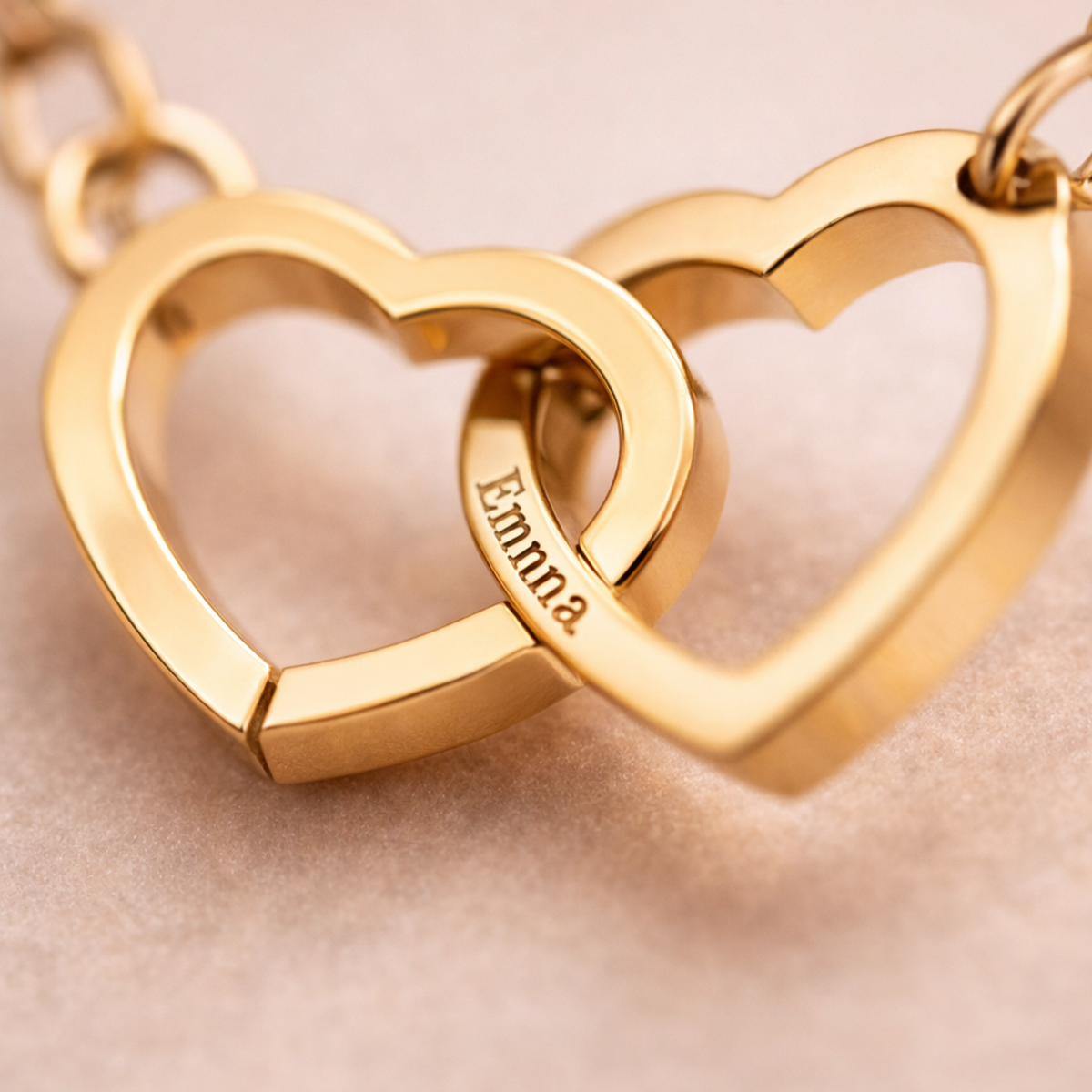 Amour Éternel – Collier Cœurs avec Rose